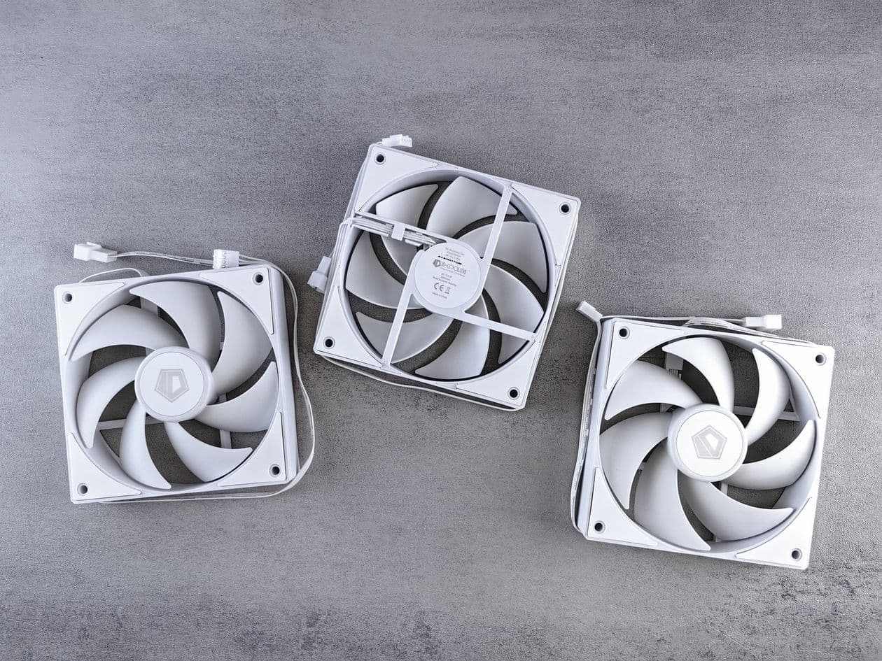 Close-up of white PC case fans on a grey background. Budget fans from Thermalright and Arctic now match the airflow of mid-range fans from two years ago