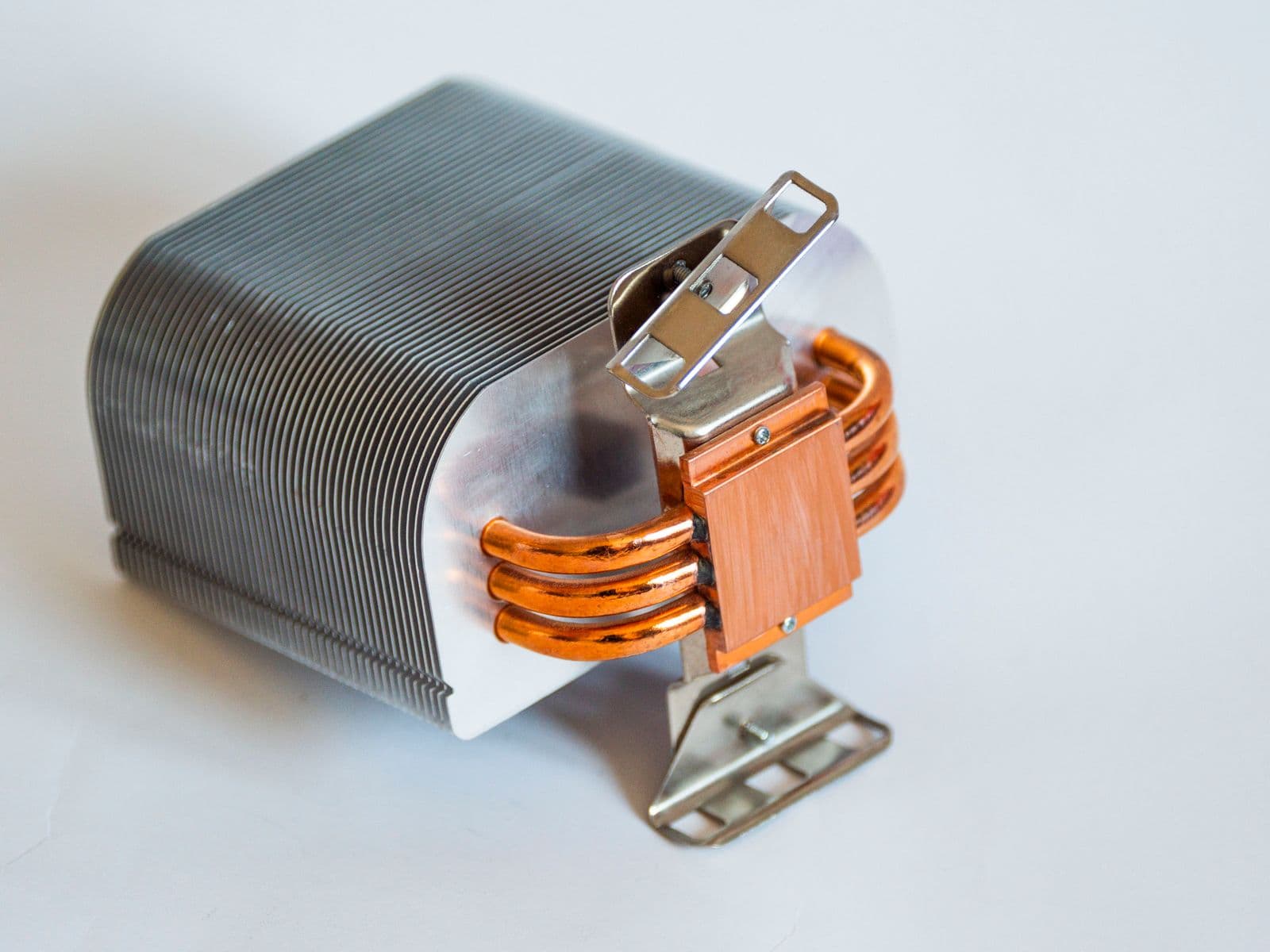 Budget CPU cooler heatsink close-up showing the fin structure — affordable dual-tower designs like the Thermalright PA120 SE use dense aluminum stacks to maximize surface area at a fraction of premium cooler prices