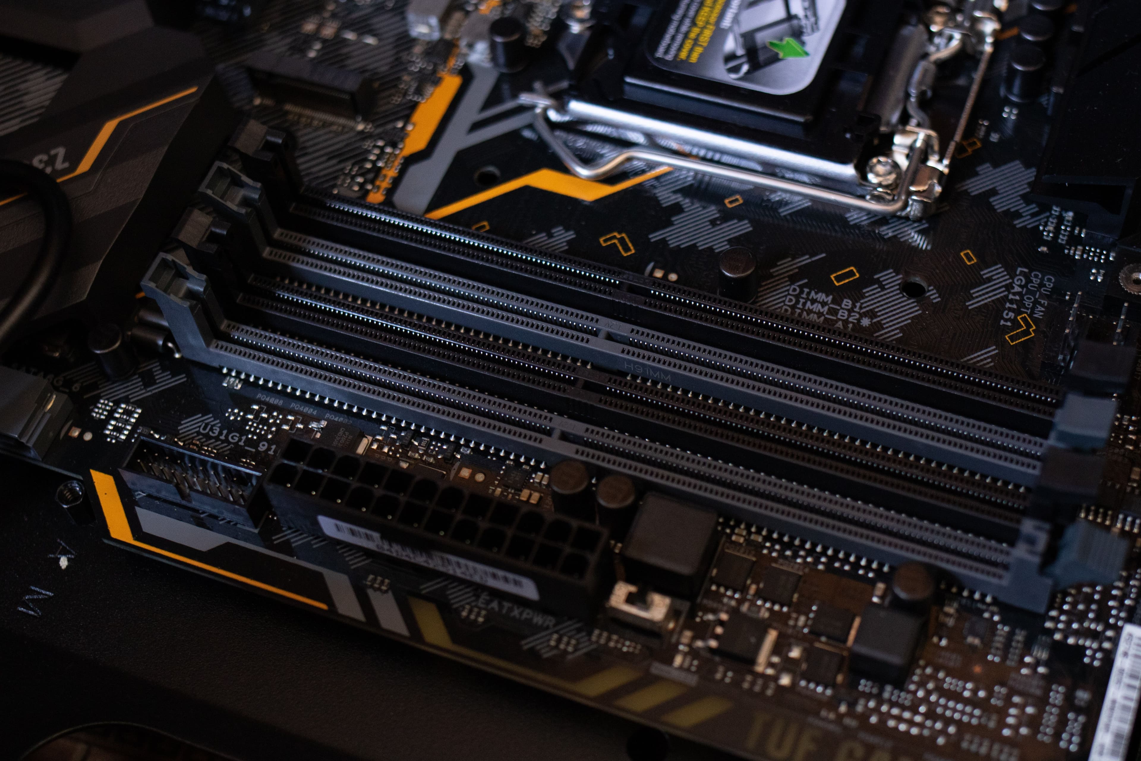 Empty RAM slots on a motherboard next to the CPU socket, the slots that determine single- vs dual-channel performance